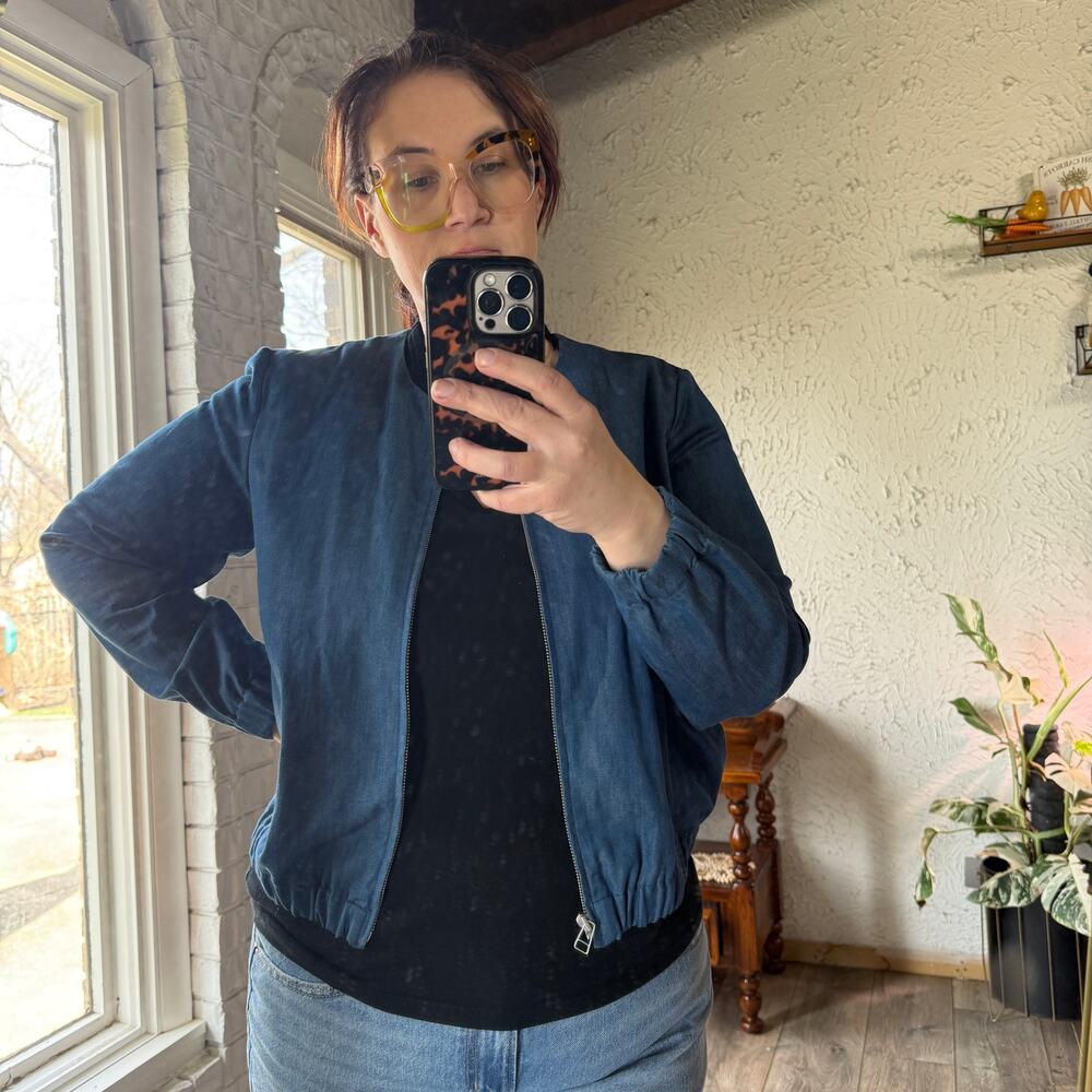 Gap Lightweight Denim Jacket Women’s Large Blue Zip Front Casual Elastic Hem - Picture 8 of 8